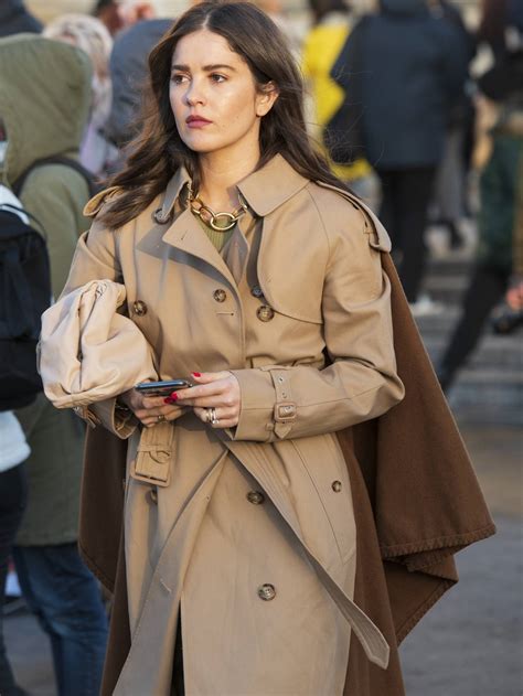 trenchcoat outfit burberry|burberry trenchcoat women.